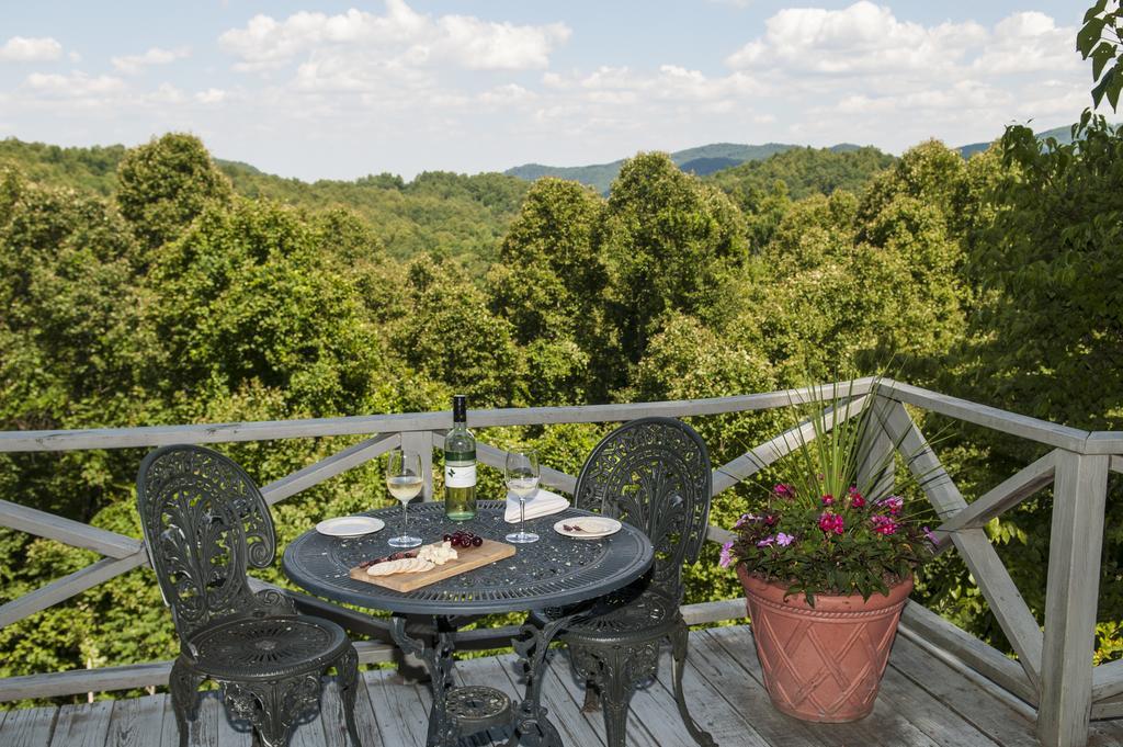 Orchard Inn Saluda Exterior photo